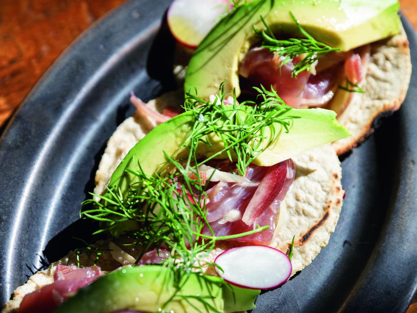 余ったトルティーヤで作る、マグロとアボカドのトスターダレシピ